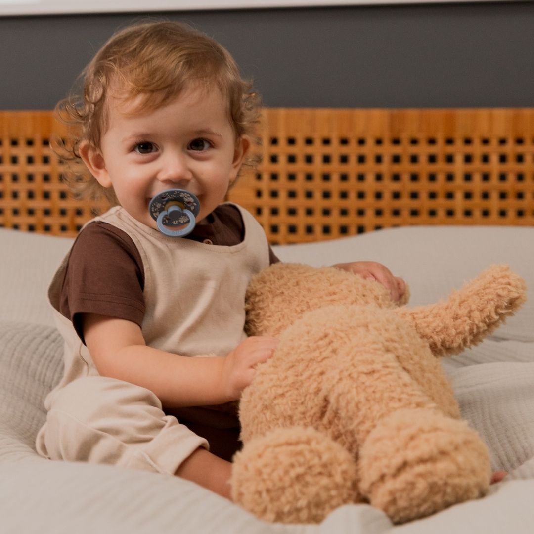 BIBS X LIBERTY fopspeen met ronde natuurrubber latex speen en bloemenprint capel in blauw