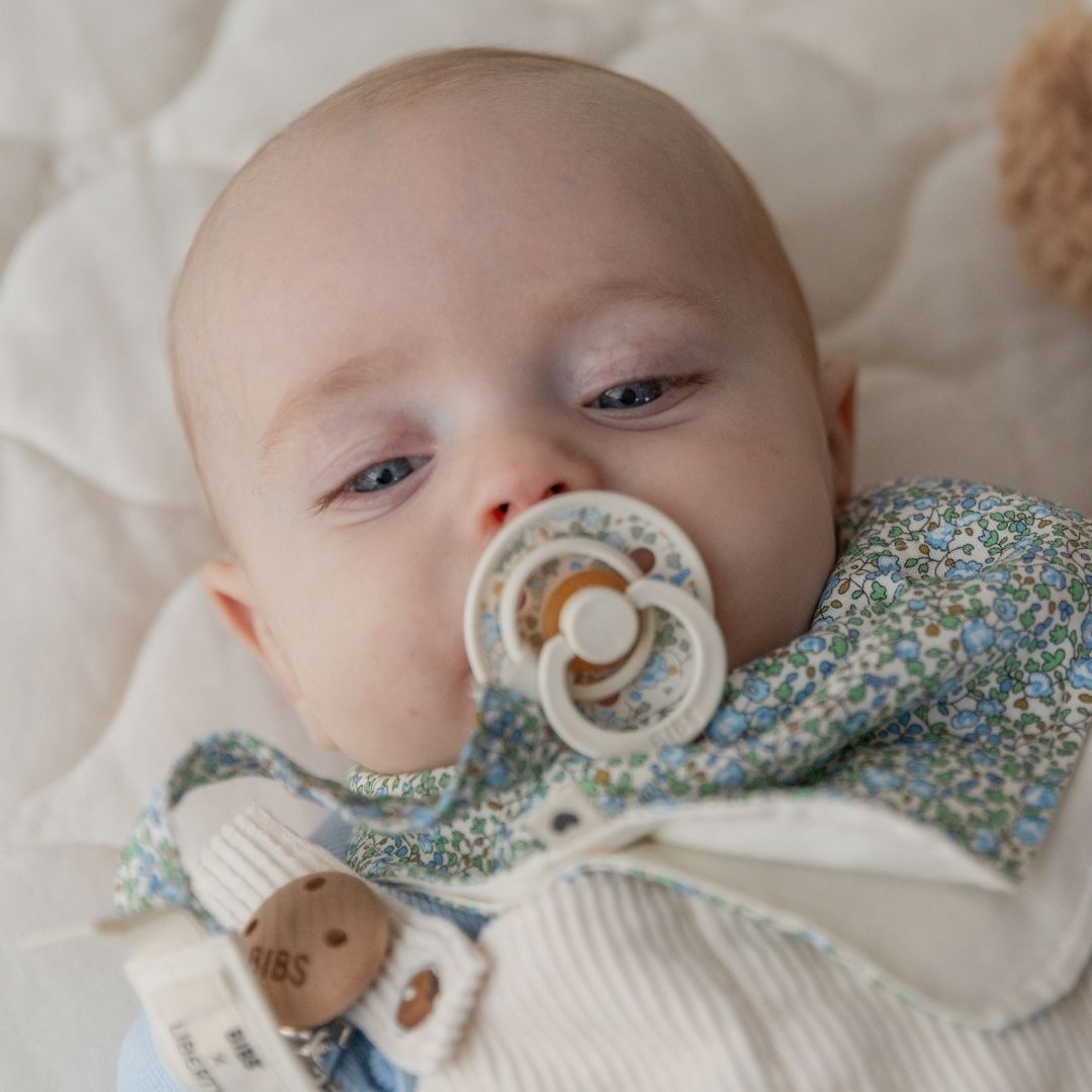 BIBS X LIBERTY fopspeen met ronde natuurrubber speen en bloemenprint Eloise in de kleur ivory wit en sage oudgroen