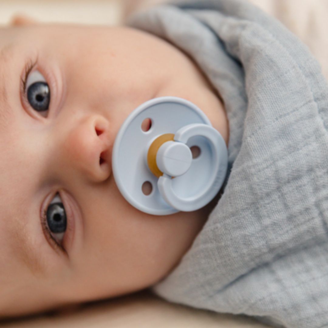 BIBS colour fopspeen met symmetrische speen van natuurrubber in de kleur baby blue