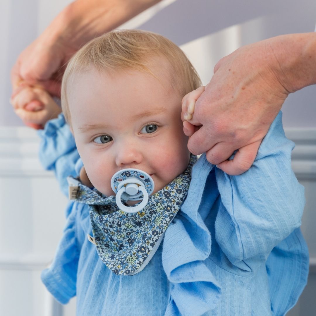 BIBS X LIBERTY fopspeen met ronde natuurrubber speen in de kleur baby blue en steel blue blauw