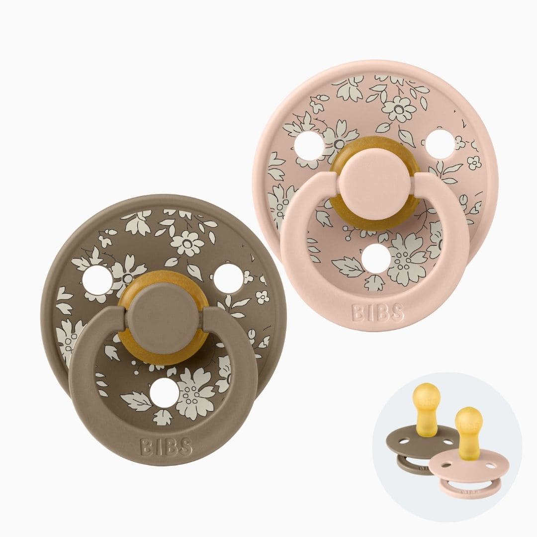 BIBS X LIBERTY fopspeen met ronde natuurrubber speen en bloemenprint capel in de kleur dark oak bruin en blush roze