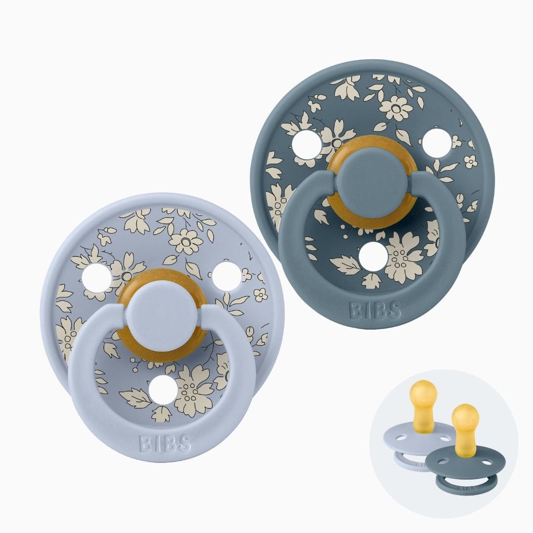 BIBS X LIBERTY fopspeen met ronde natuurrubber latex speen en bloemenprint capel in blauw