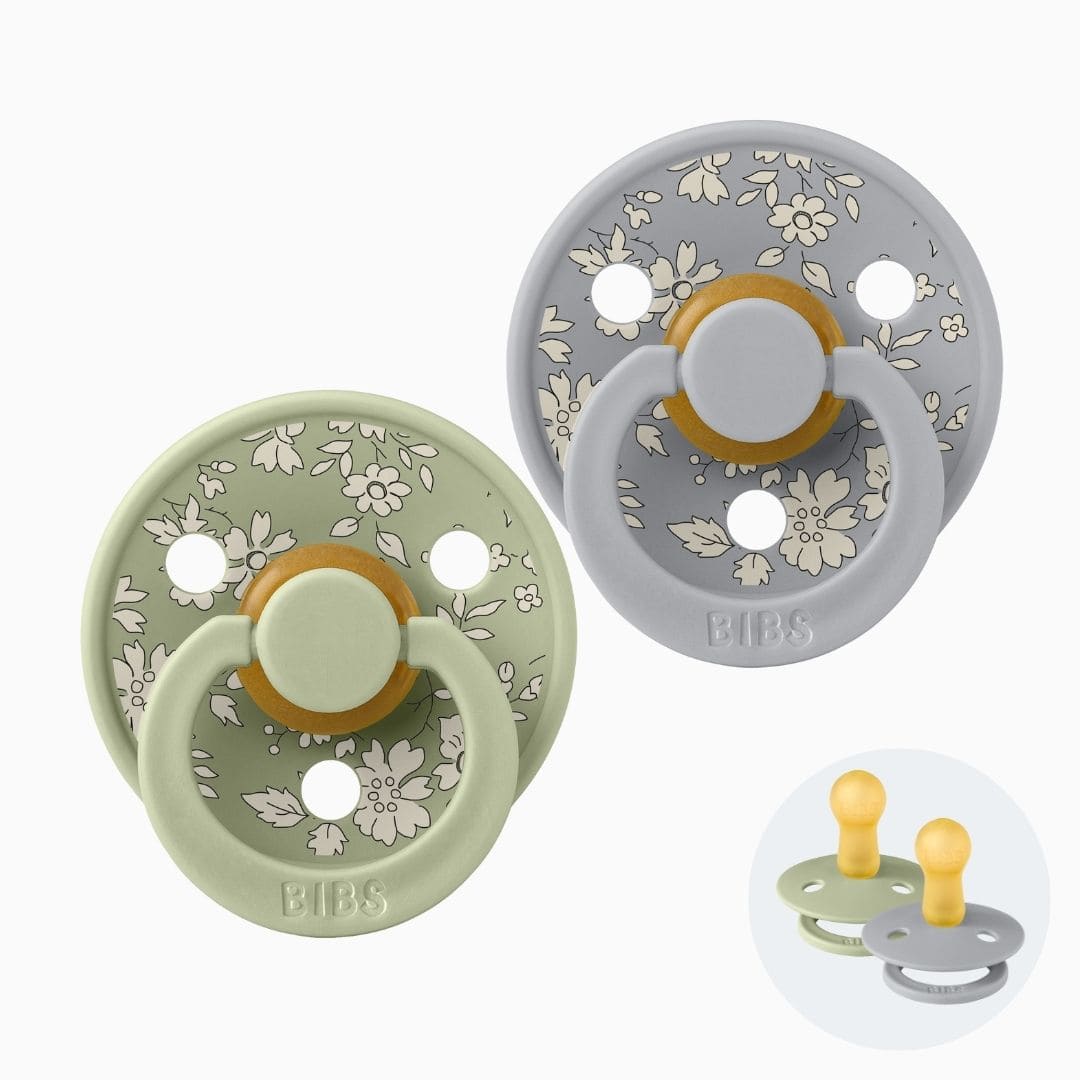 BIBS X LIBERTY fopspeen met ronde natuurrubber speen en capel bloemenmotief in de kleur sage groen en cloud grijs