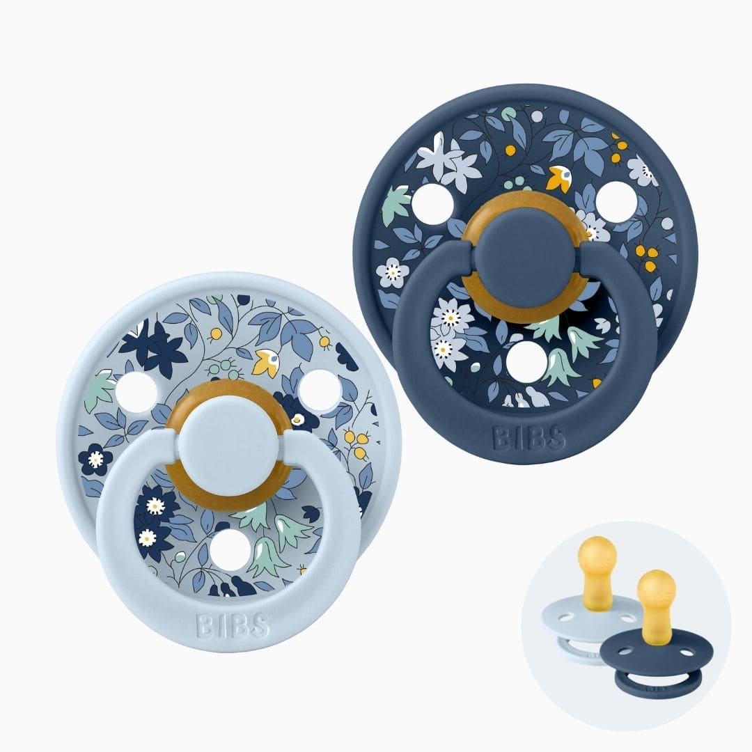 BIBS X LIBERTY fopspeen met ronde natuurrubber speen in de kleur baby blue en steel blue blauw
