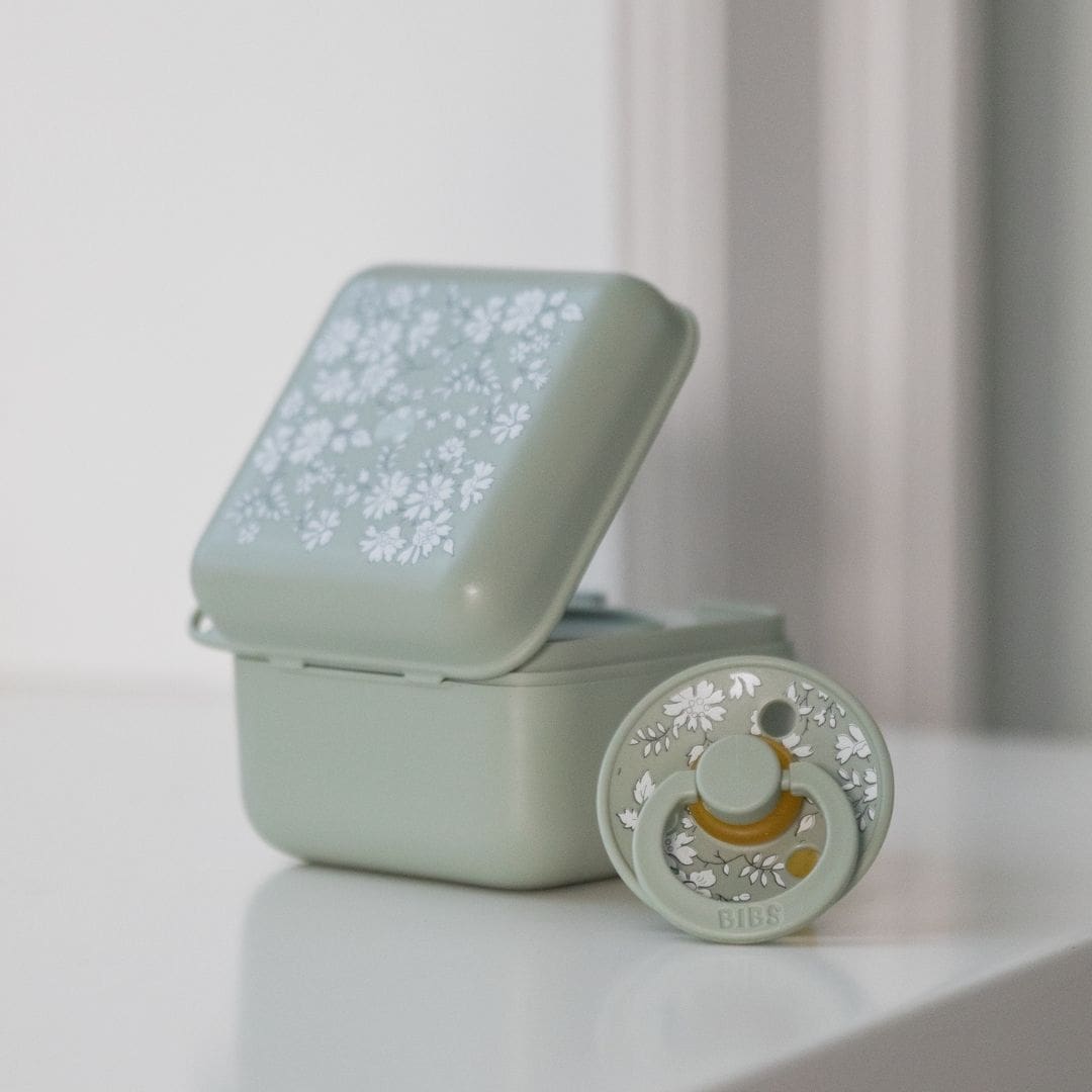 BIBS speendoosje met liberty bloemenprint capel in de kleur sage groen