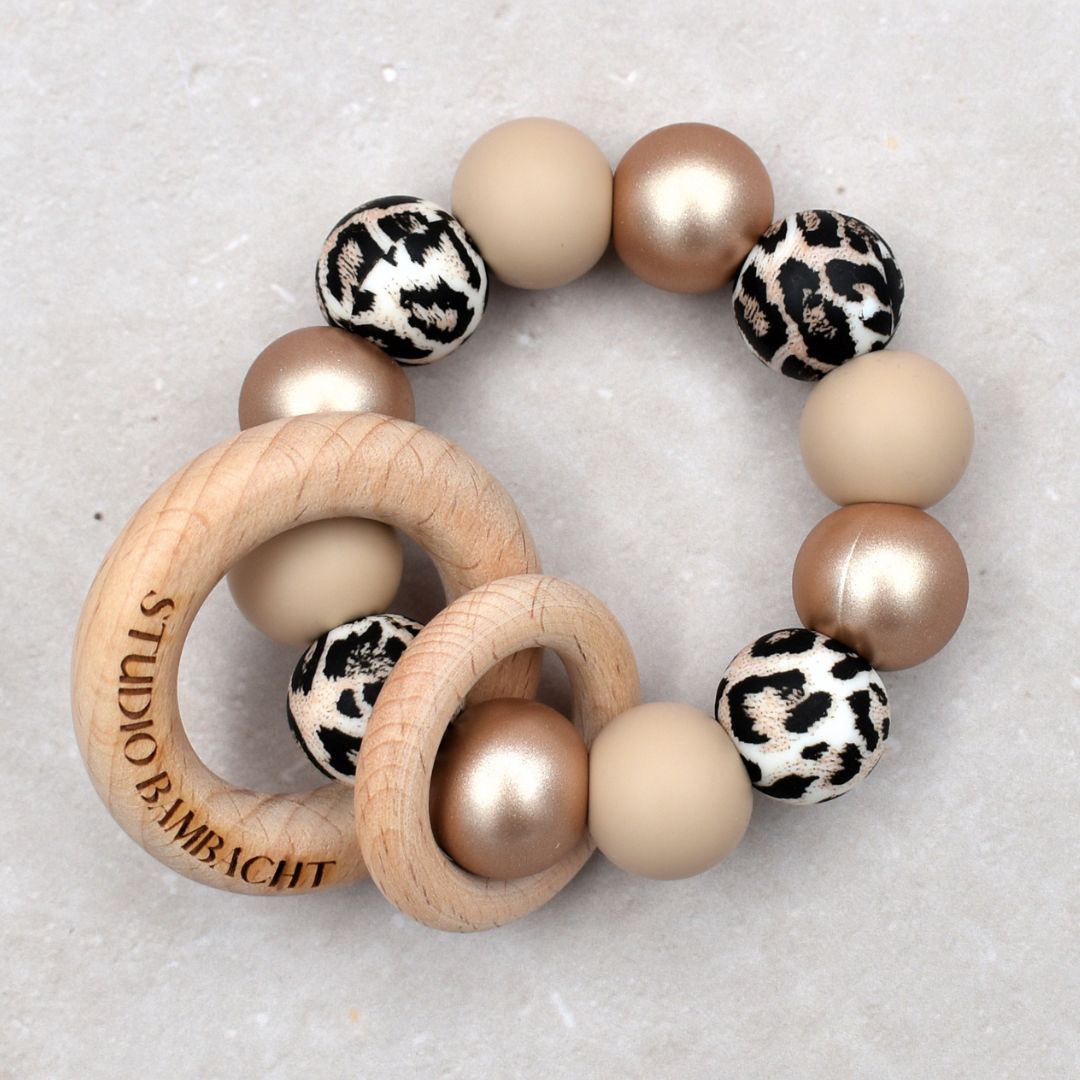 Studio Bambacht Bijtring met luipaard print in de kleuren beige en champagne glitter met twee houten ringen