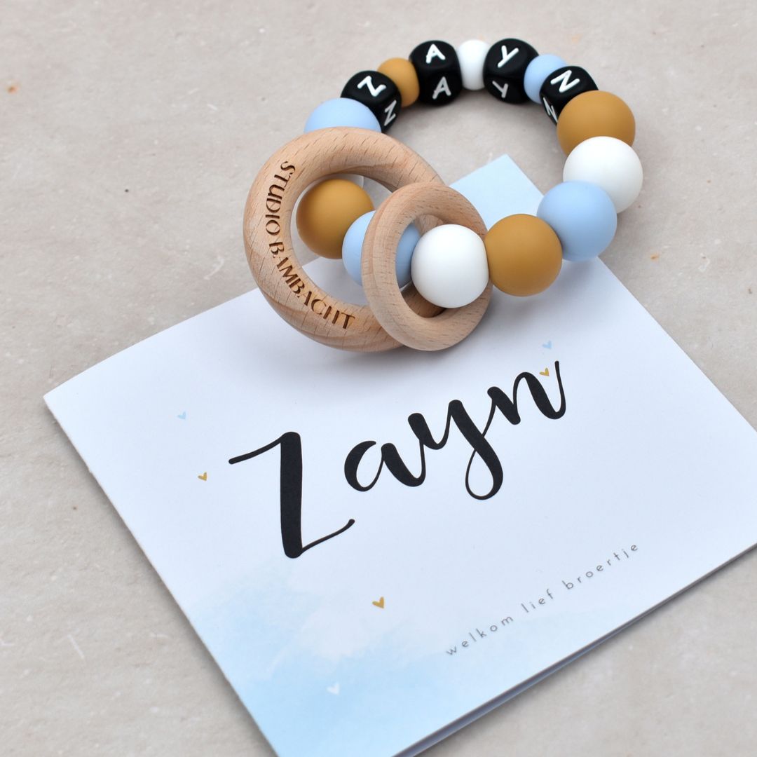 Bijtring met naam op ontwerpen op basis van het geboortekaartje door Iris van Studio Bambacht