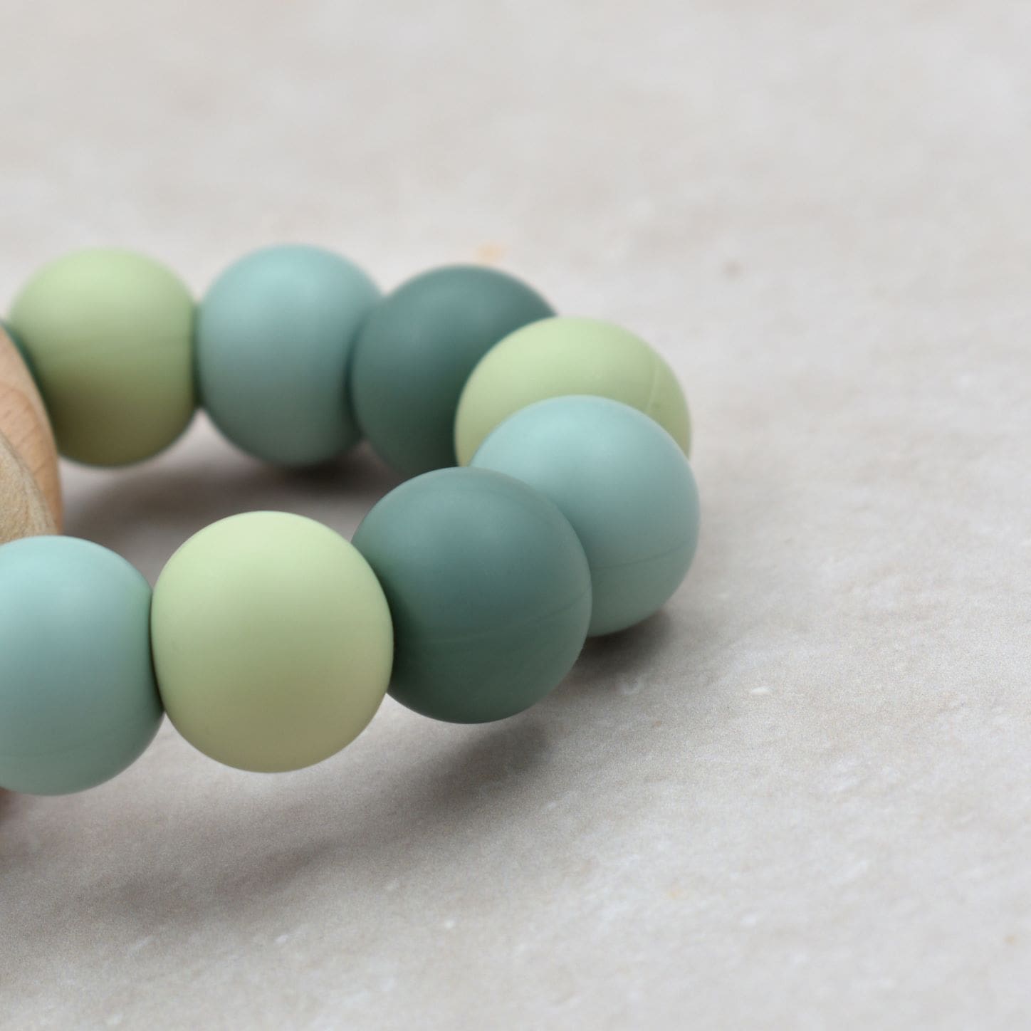 groene bijtring van siliconen kralen Studio Bambacht