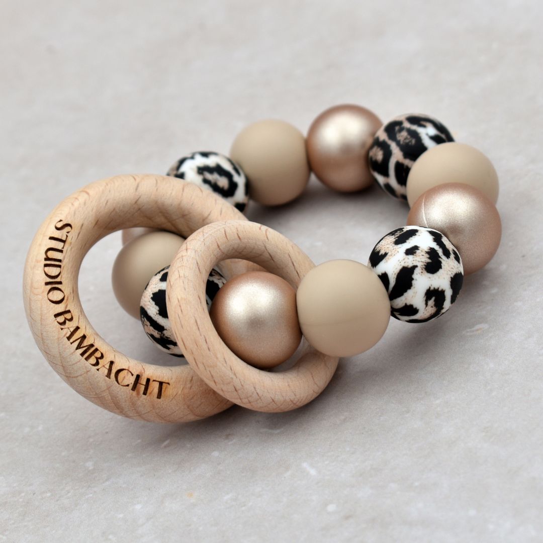 Studio Bambacht Bijtring met luipaard print in de kleuren beige en champagne glitter met twee houten ringen