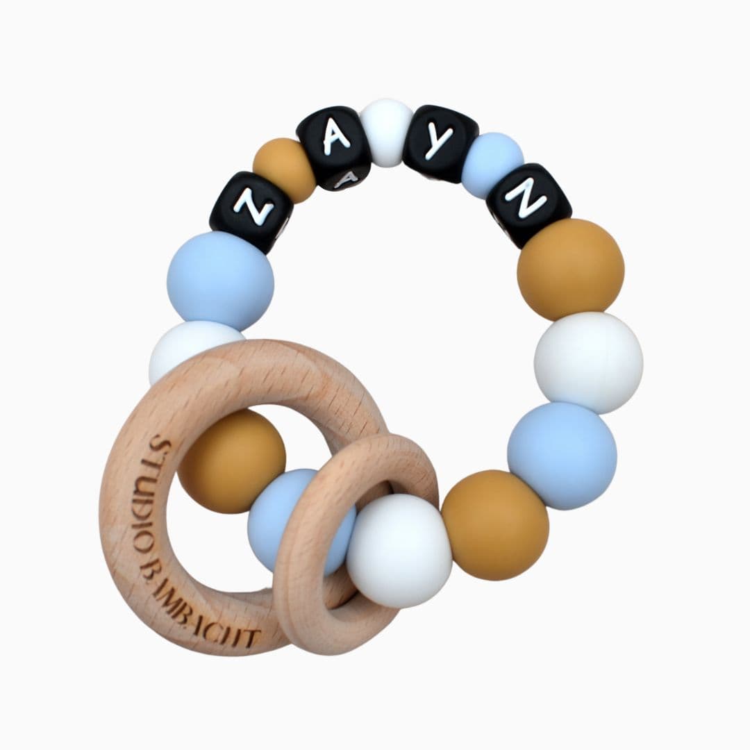 Bijtring met naam op ontwerpen op basis van het geboortekaartje door Iris van Studio Bambacht