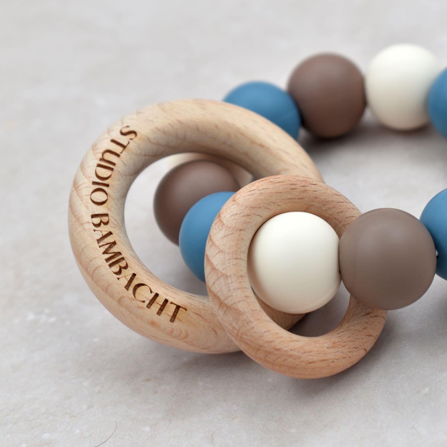 Bijtring met houten rammelaar Studio Bambacht