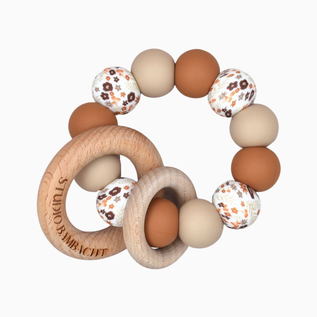 Bijtring van Studio Bambacht met bloemenprint in de kleur roest en beige en twee houten ringen