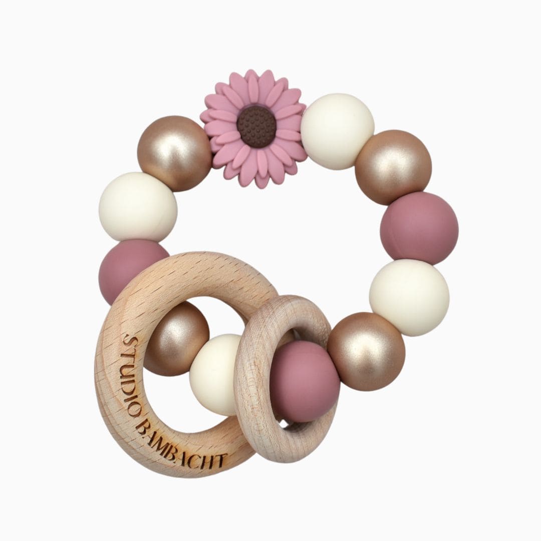 Unieke en veilige bijtring van Studio Bambacht met bloem en twee houten ringen in de kleuren champagne, roze en off white