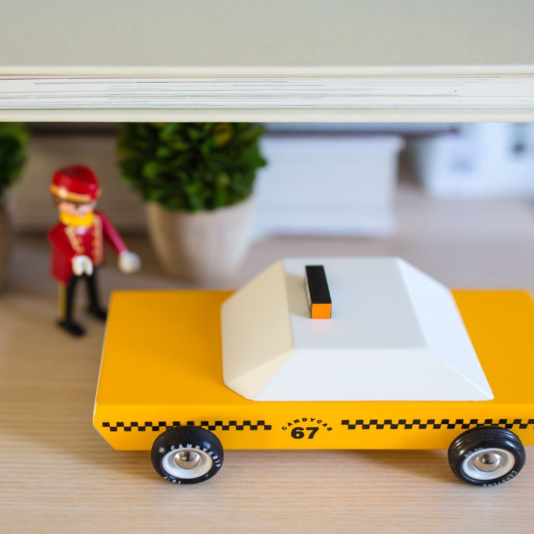 Candylab Toys houten speelgoedauto taxi Americana Candycab van massief beukenhout
