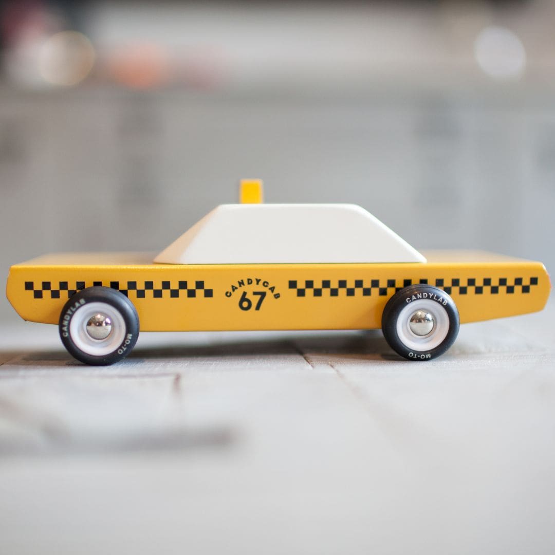 Candylab Toys houten speelgoedauto taxi Americana Candycab van massief beukenhout