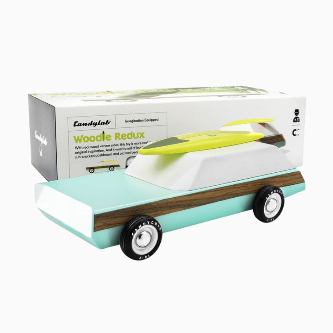 Candylab Toys houten speelgoedauto Americana Woodie Redux met surfplank van massief beukenhout