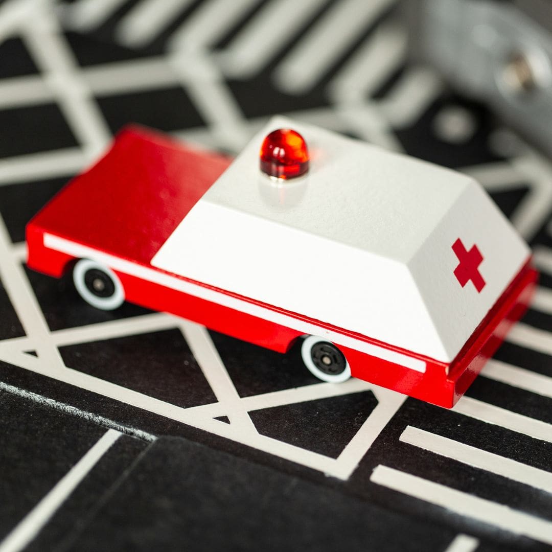 Candylab Toys houten speelgoedauto ambulance
