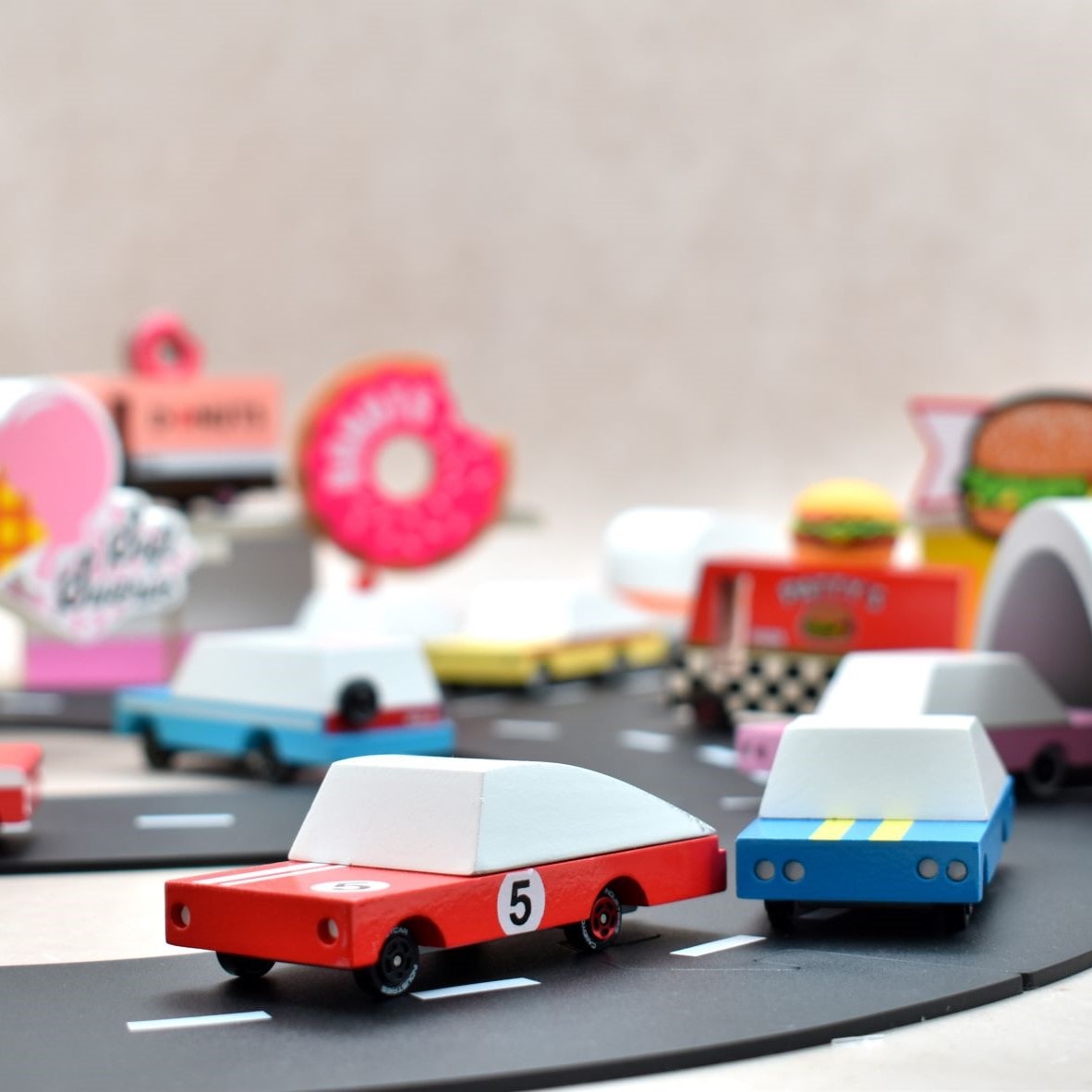 Candylab Toys speelgoed raceauto Candycar Red Racer #5 van massief beukenhout