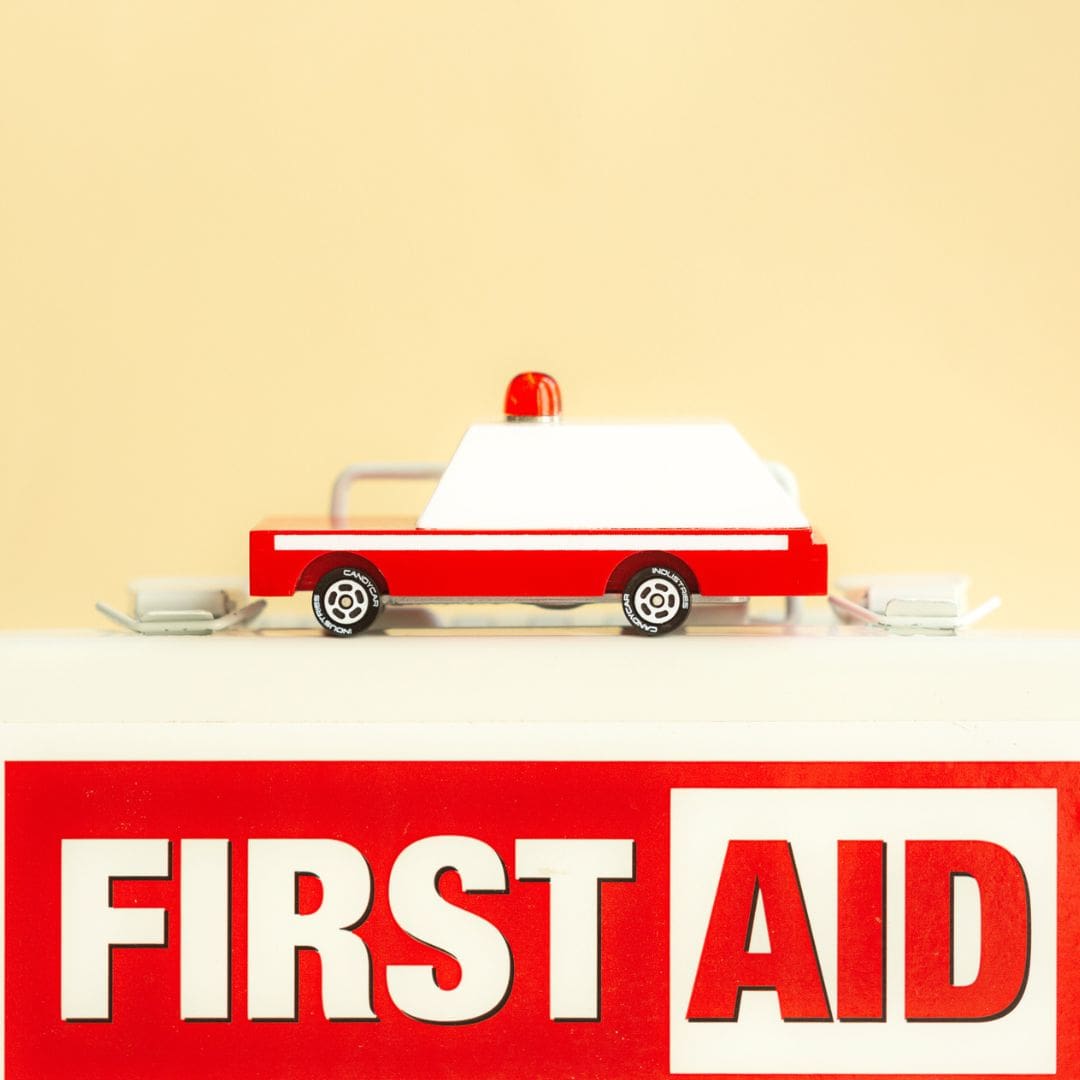 Candylab Toys houten speelgoedauto ambulance