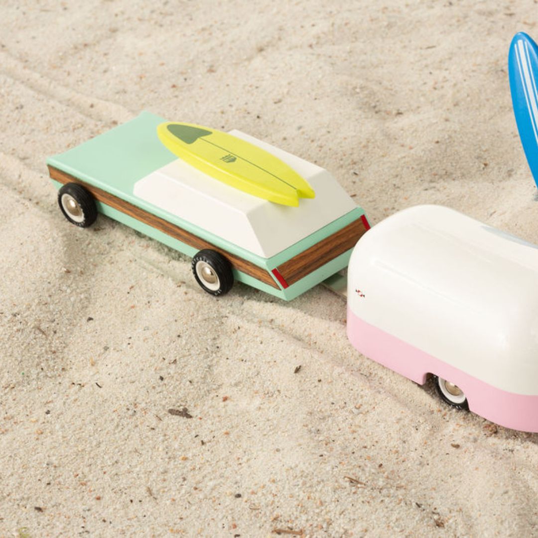 Candylab Toys houten speelgoedauto Americana Woodie Redux met surfplank van massief beukenhout