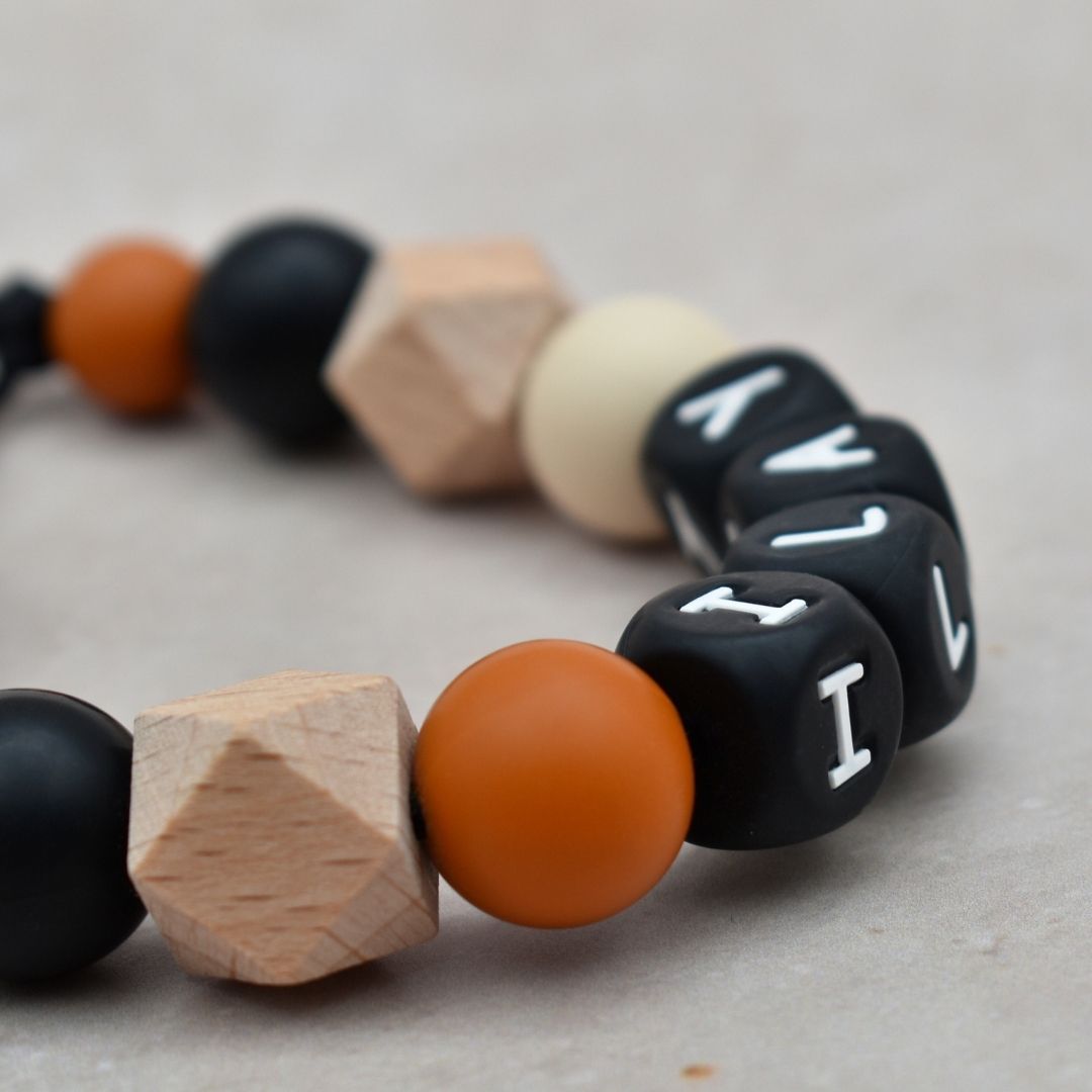 Speenkoord met naam van Studio Bambacht in de kleuren zwart, roest en beige