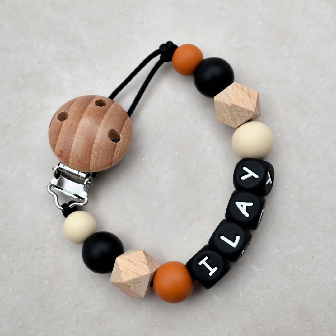 Speenkoord met naam van Studio Bambacht in de kleuren zwart, roest en beige