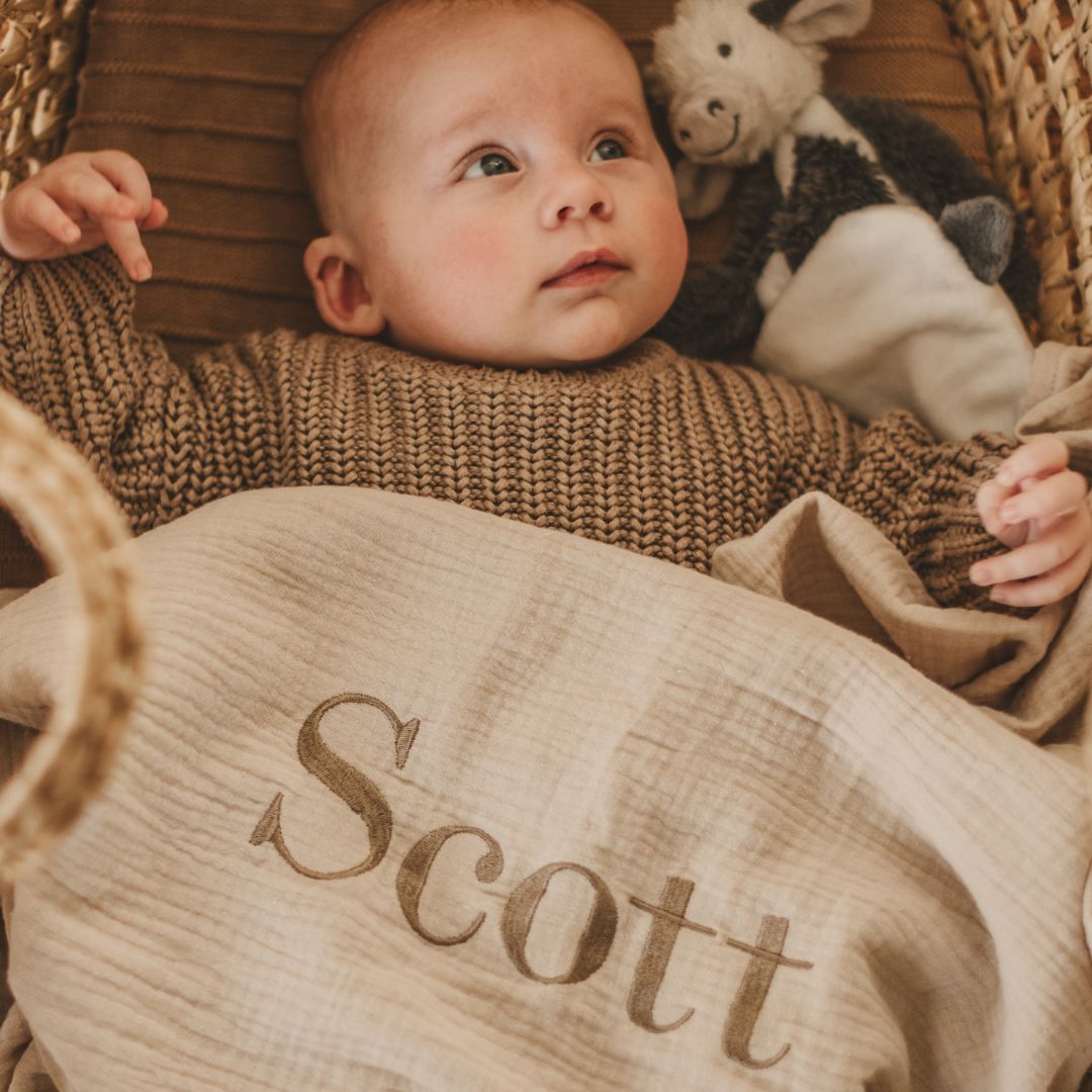 Hydrofiele doek XL met naam geborduurd in kleur beige van Studio Bambacht