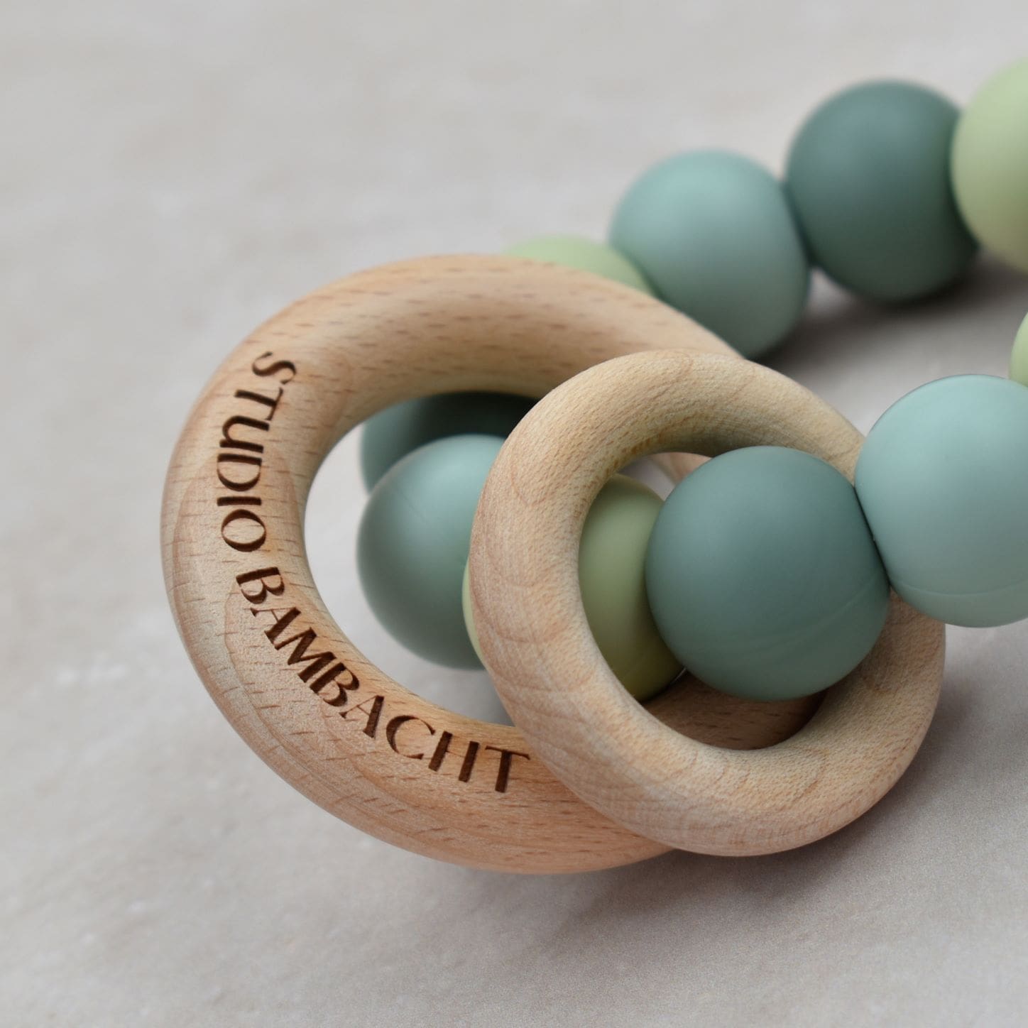 Handgemaakte bijtring rammelaar van Studio Bambacht