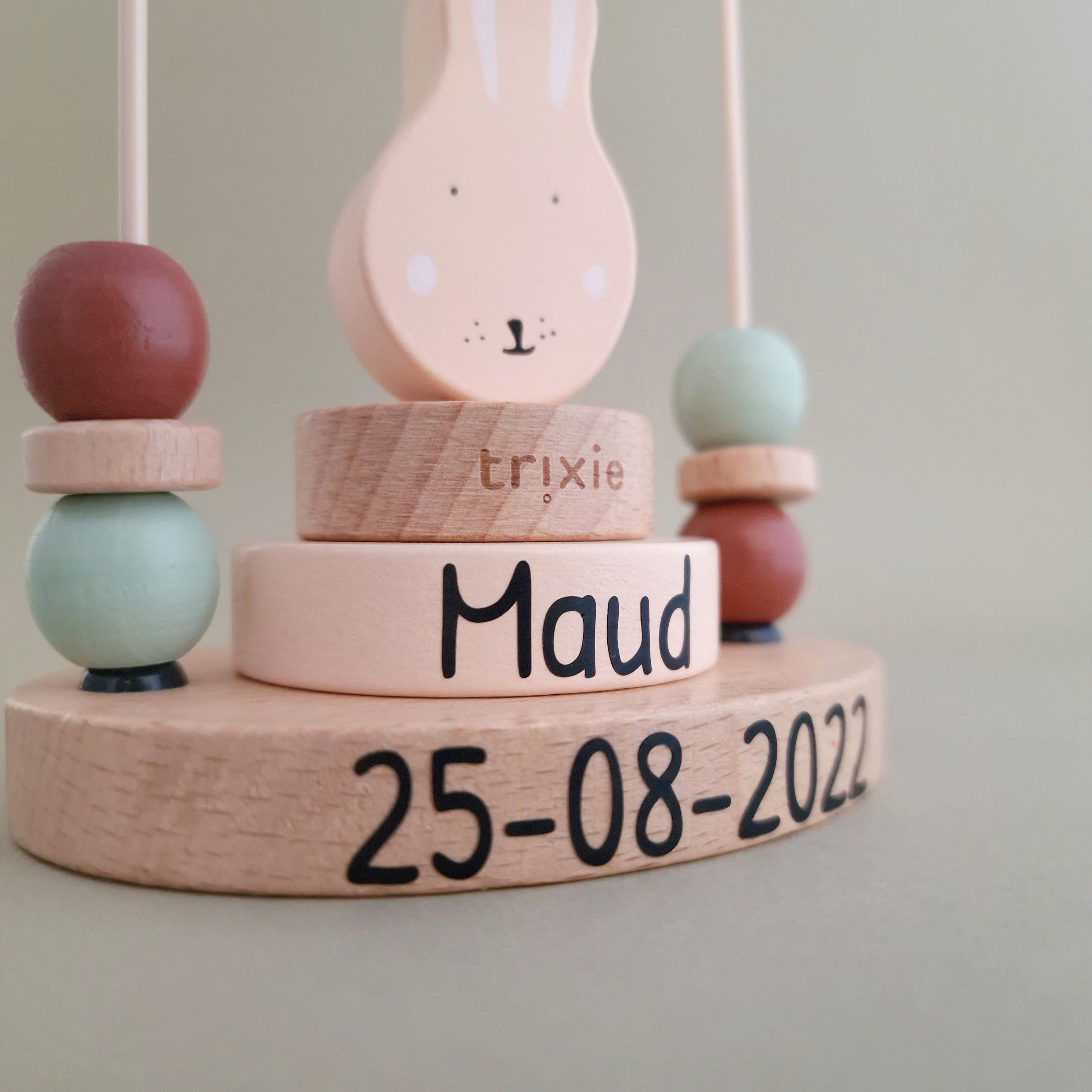 Houten kralenframe Trixie mrs. Rabbit met naam en geboortedatum