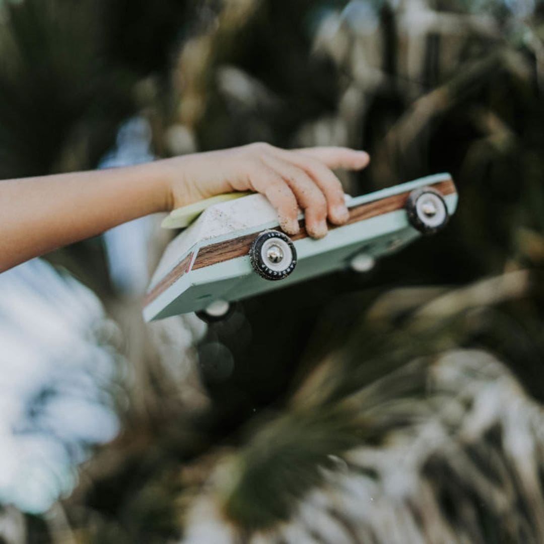 Candylab Toys houten speelgoedauto Americana Woodie Redux met surfplank van massief beukenhout
