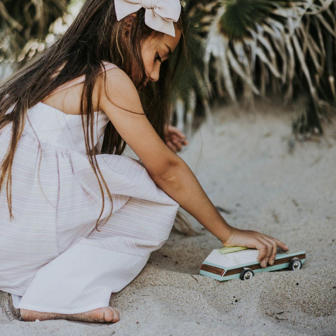 Candylab Toys houten speelgoedauto Americana Woodie Redux met surfplank van massief beukenhout