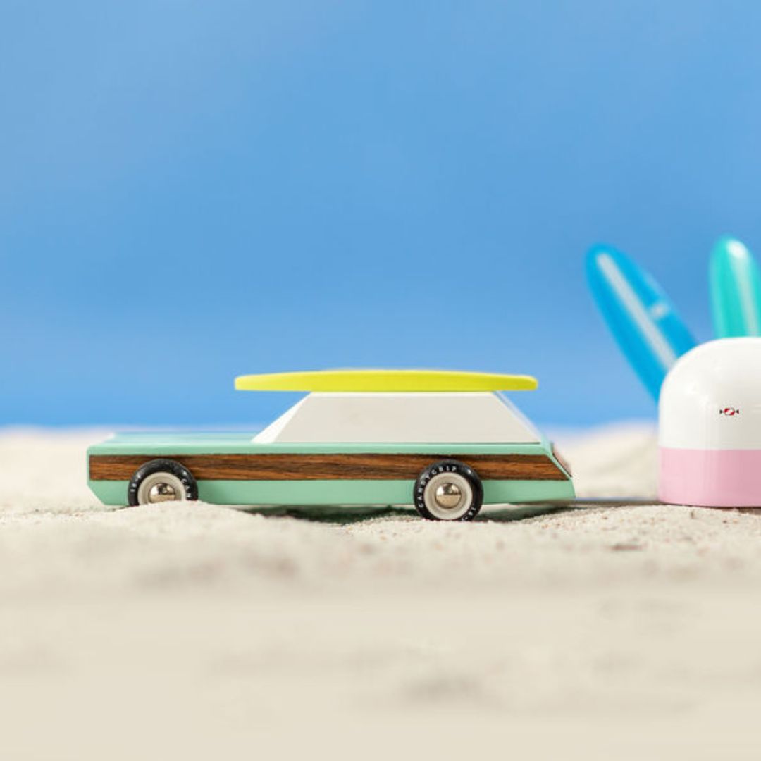 Candylab Toys houten speelgoedauto Americana Woodie Redux met surfplank van massief beukenhout