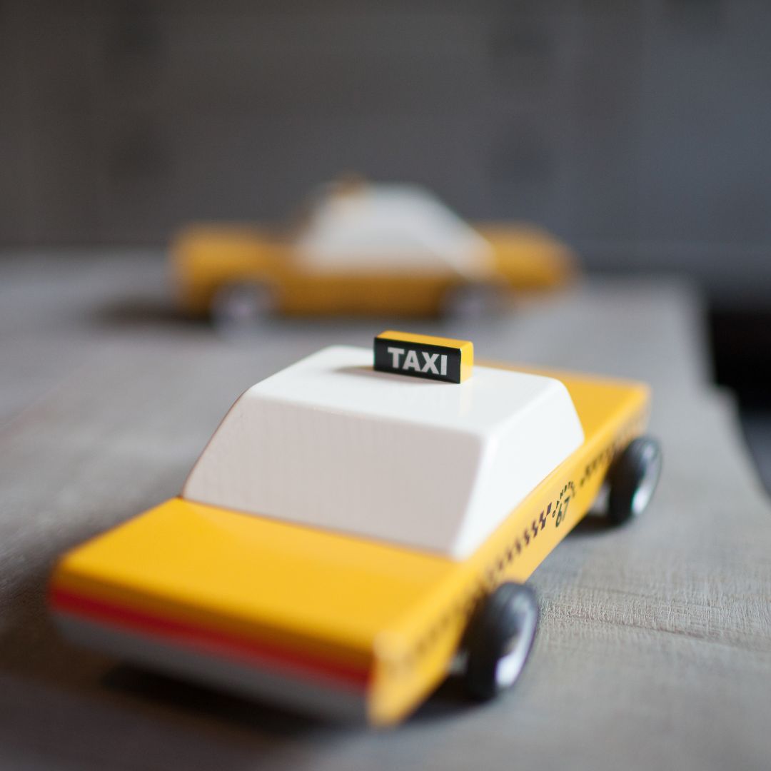 Candylab Toys houten speelgoedauto taxi Americana Candycab van massief beukenhout