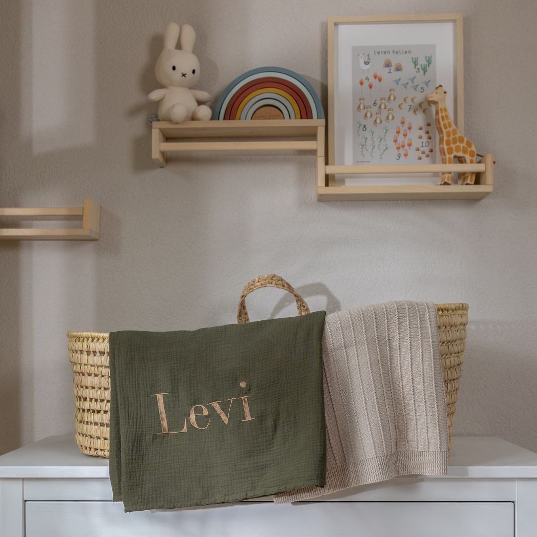 Hydrofiele doek XL met naam geborduurd in de kleur donker groen van Studio Bambacht