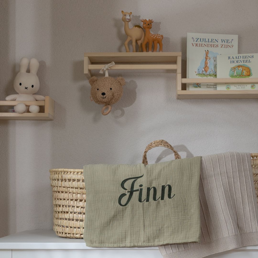 Hydrofiele doek XL met naam geborduurd in de kleur oud groen van Studio Bambacht