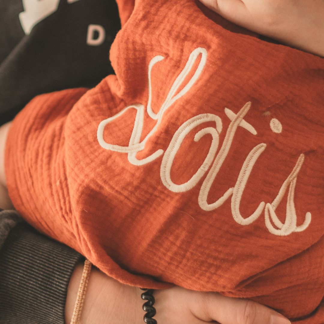 Hydrofiele doek XL met naam geborduurd in de kleur roest rood bruin van Studio Bambacht