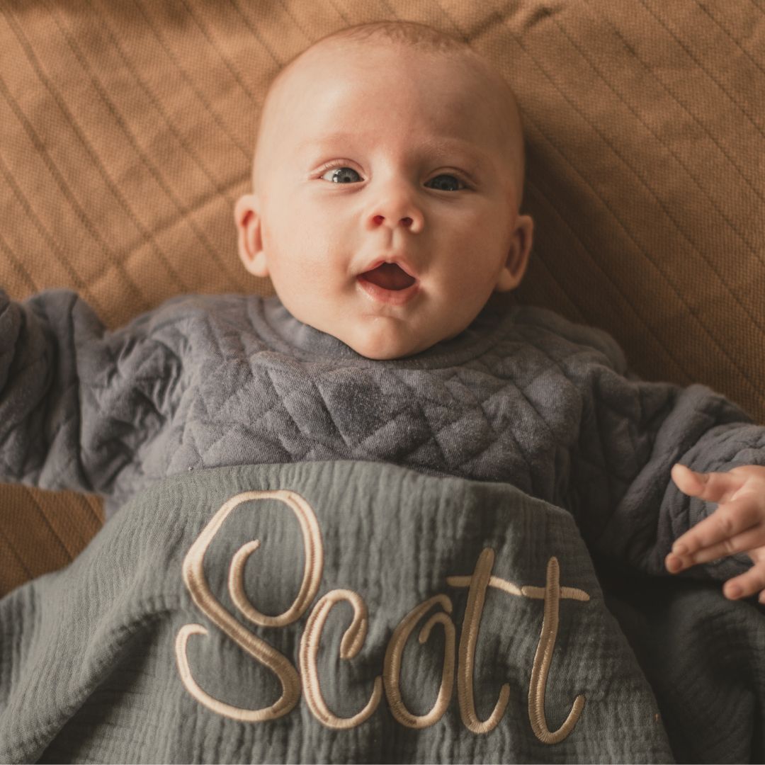 Hydrofiele doek XL met naam geborduurd in de kleur jeans blauw van Studio Bambacht