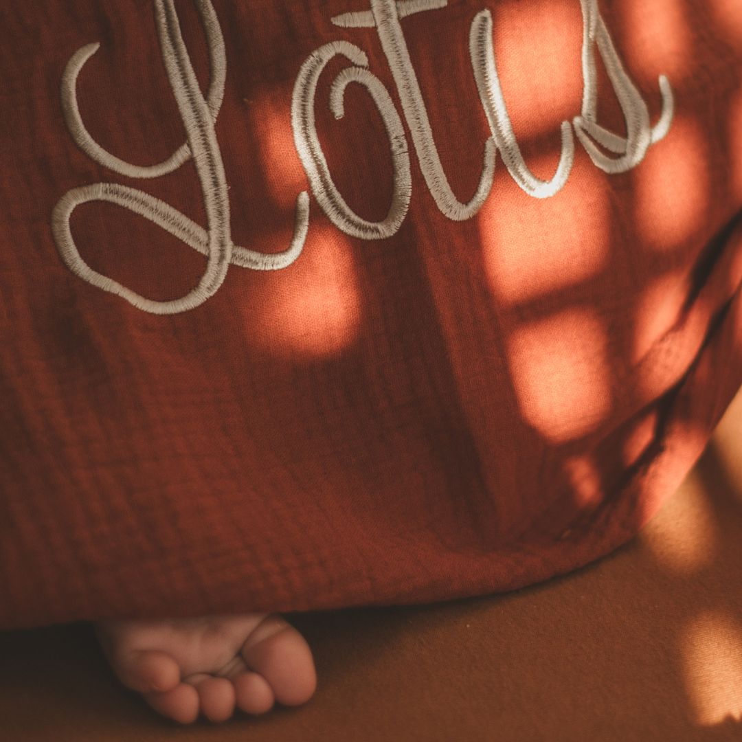 Hydrofiele doek XL met naam geborduurd in de kleur roest rood bruin van Studio Bambacht