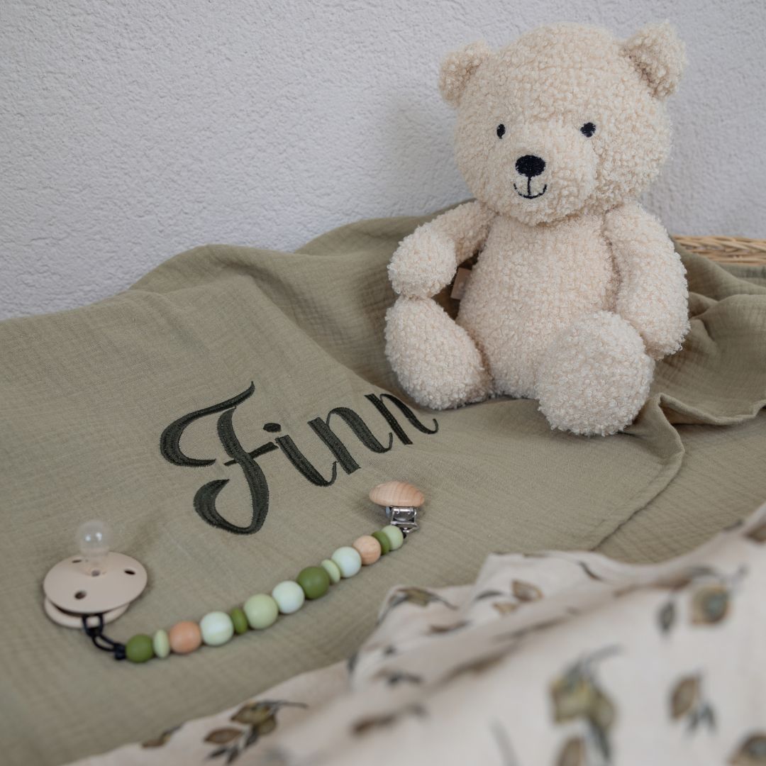 Hydrofiele doek XL met naam geborduurd in de kleur oud groen van Studio Bambacht