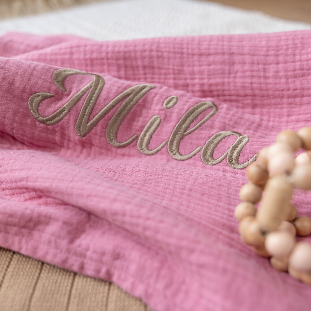 Hydrofiele doek XL met naam geborduurd in de kleur oud roze van Studio Bambacht