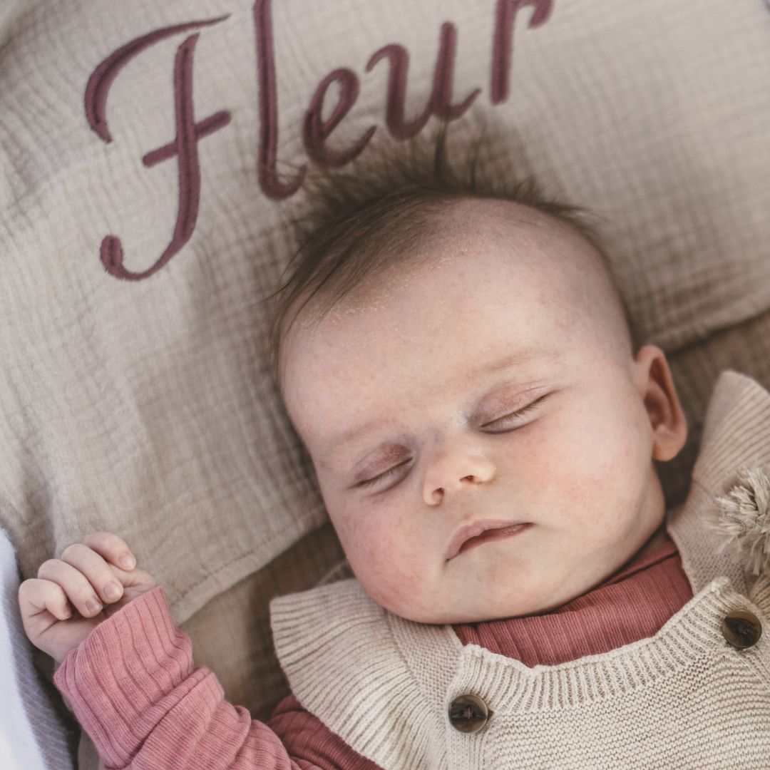 Hydrofiele doek XL met naam geborduurd in kleur beige van Studio Bambacht