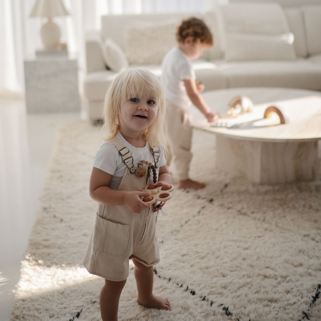 babyspeelgoed van mushie sensorische bloem rose