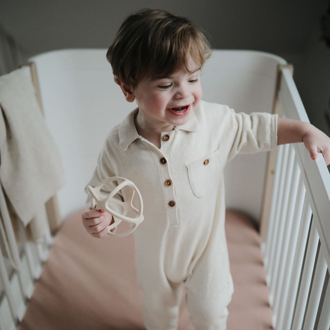 Mushie bijtspeeltje bal om mee te spelen in de kleur shifting sand