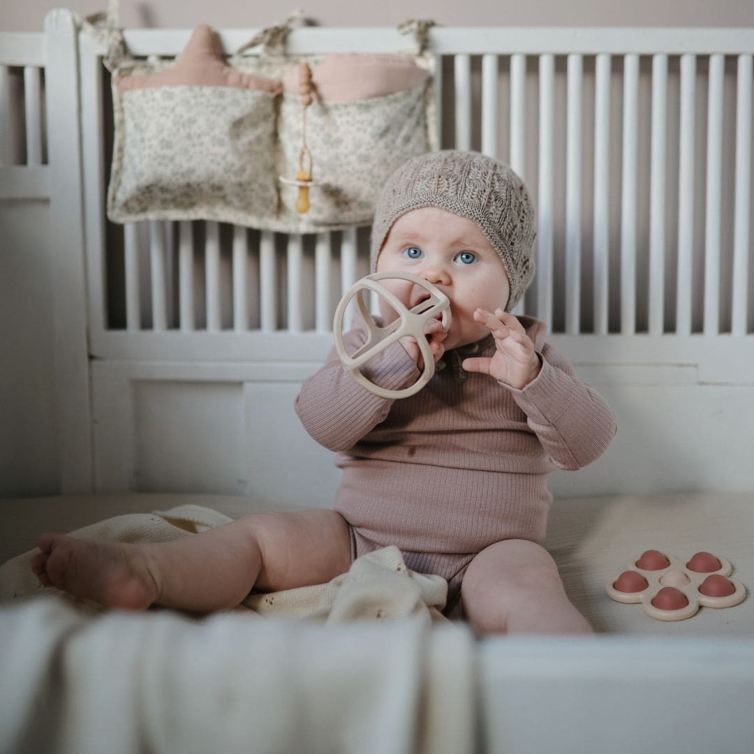 Beige teether ball van Mushie in de kleur shifting sand