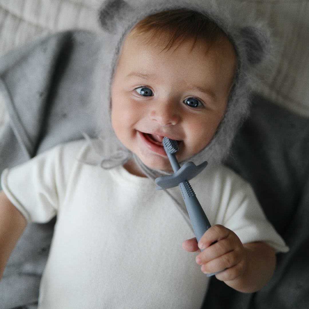 Mushie eerste tandenborstel van siliconen voor kinderen om te oefenen in grijs
