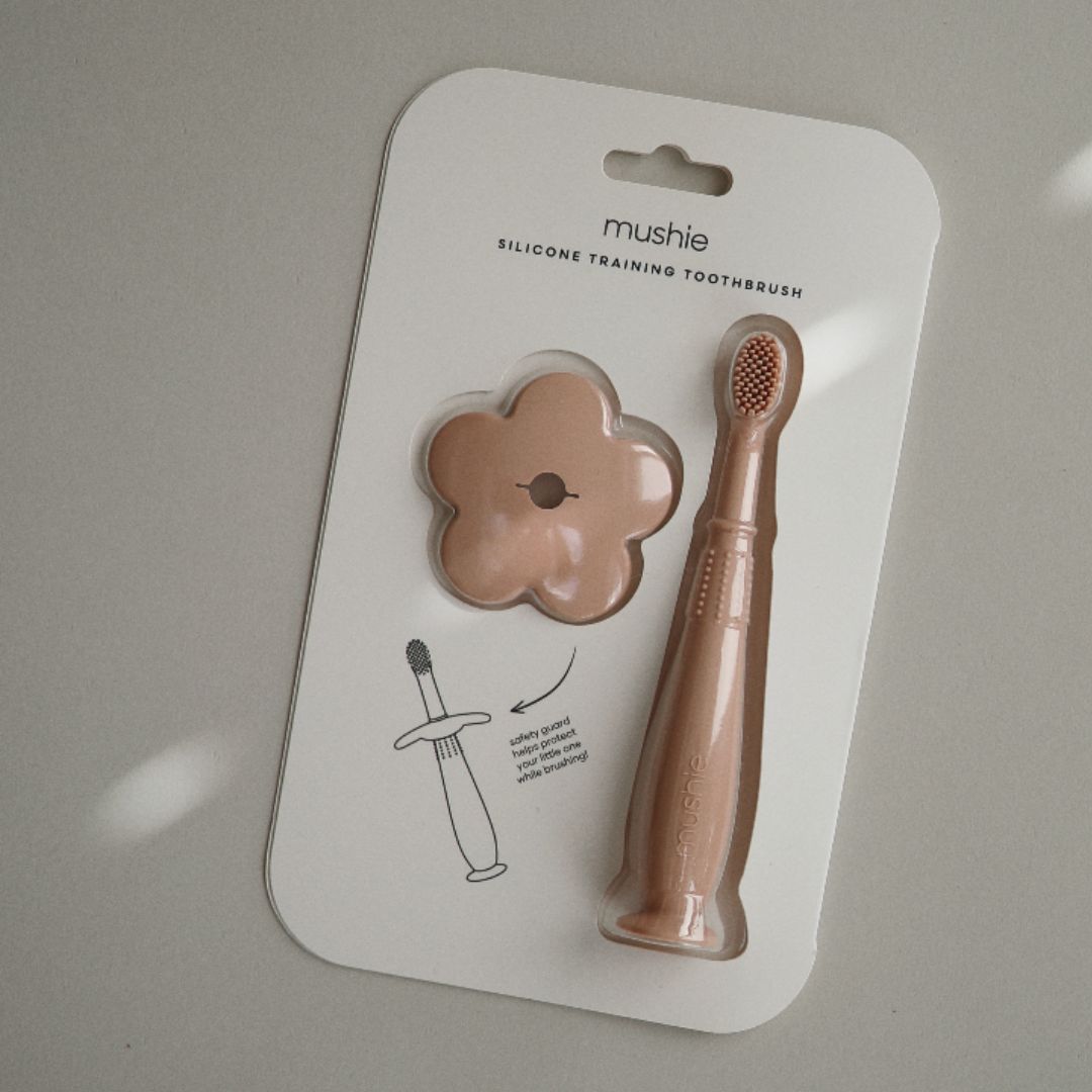 Mushie eerste tandenborstel van siliconen voor kinderen om te oefenen blush