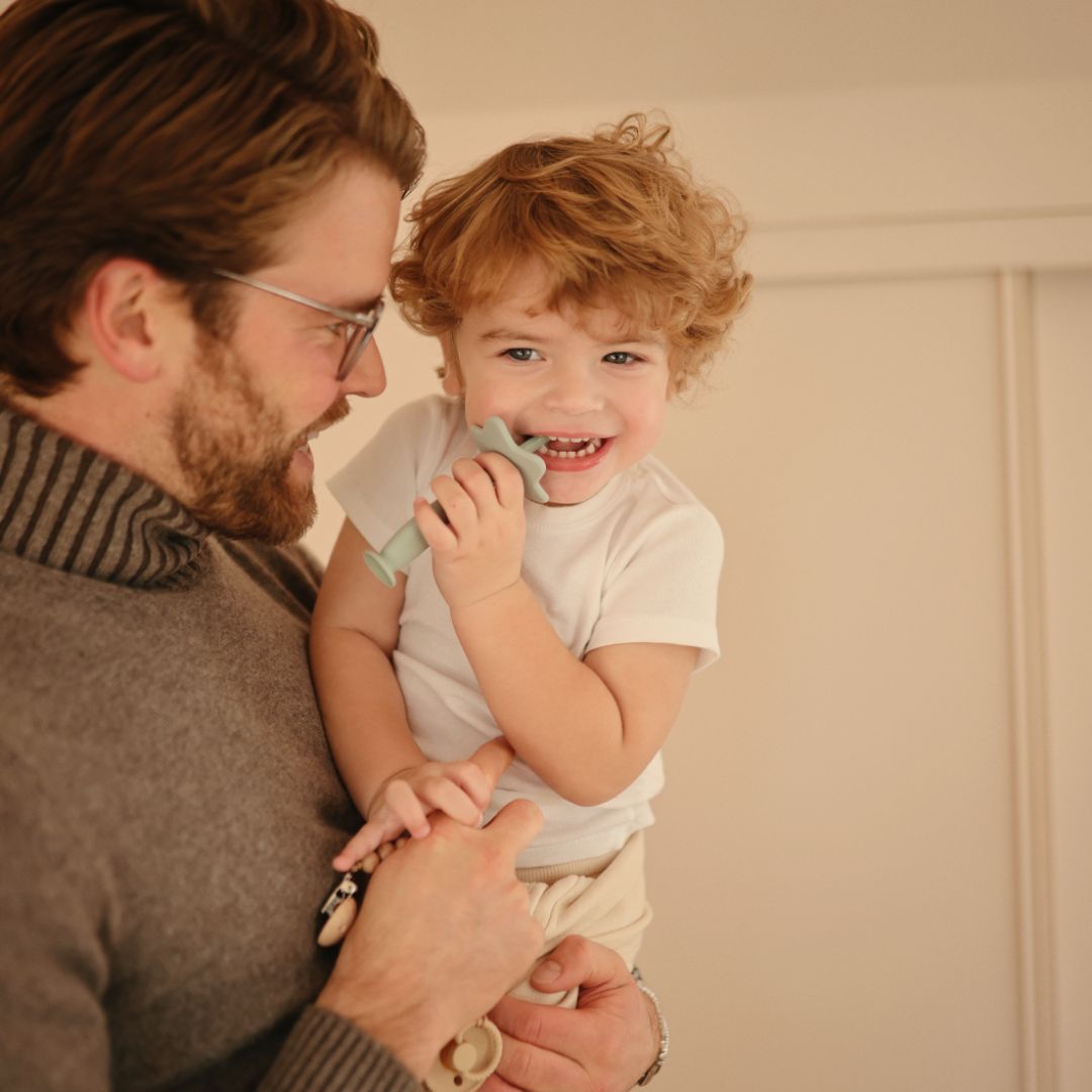 Mushie eerste tandenborstel van siliconen voor kinderen om te oefenen in de kleur oudgroen