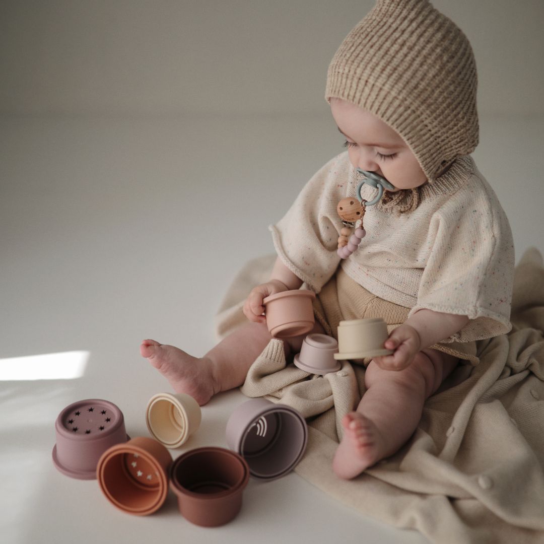 Mushie stapeltoren met bekers in de kleur pastel Studio Bambacht