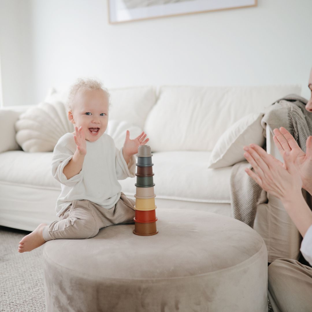stacking cups van mushie in de kleur retro