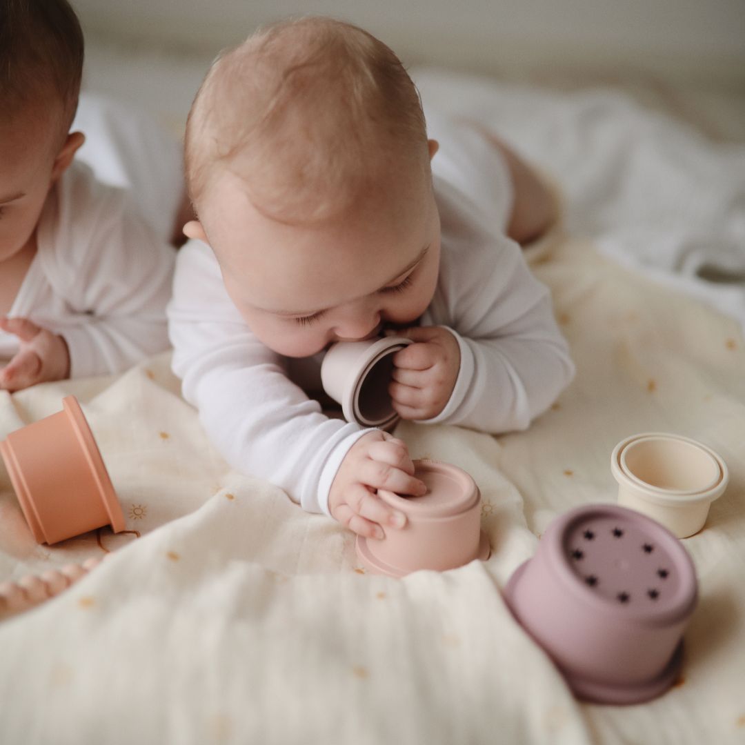 Mushie stapeltoren met bekers in de kleur pastel Studio Bambacht